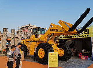máy xúc lật lớn nhất thế giới được trưng bày tại hội chợ đá quốc tế shuitou Trung Quốc (nanan)